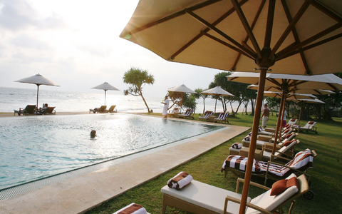 Ein Kläger darf den Reisepreis mindern, weil in seinem Urlaub die Liegen am Hotelpool mit Handtüchern reserviert waren. (Symbolbild) - Foto: Steffen Kugler/dpa