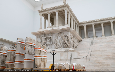 Derzeit für Besucher geschlossen: der berühmte Pergamonaltar. (Archivbild) - Foto: Markus Lenhardt/dpa