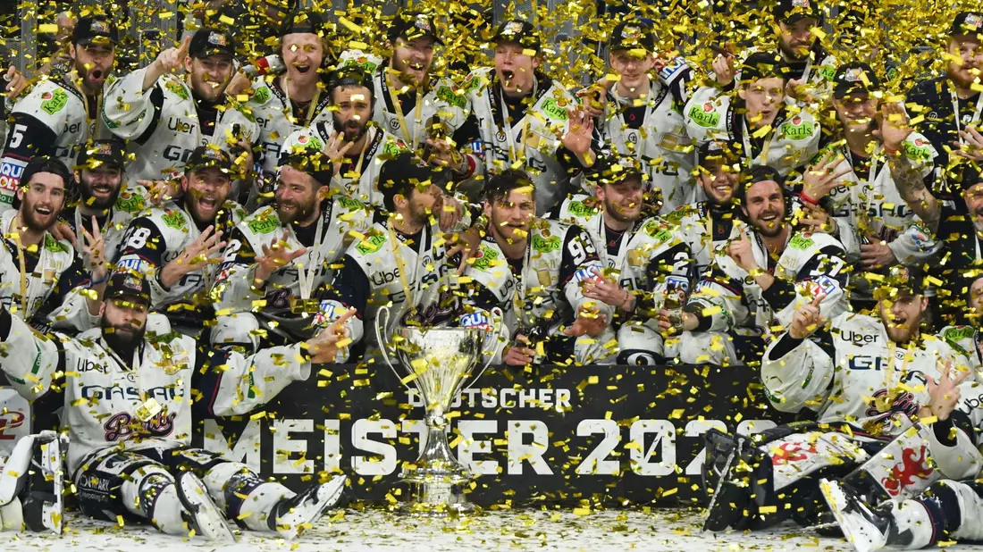 Konfetti für den Meister: Die Eisbären Berlin haben es wieder geschafft. - Bild: Florian Wiegand/dpa