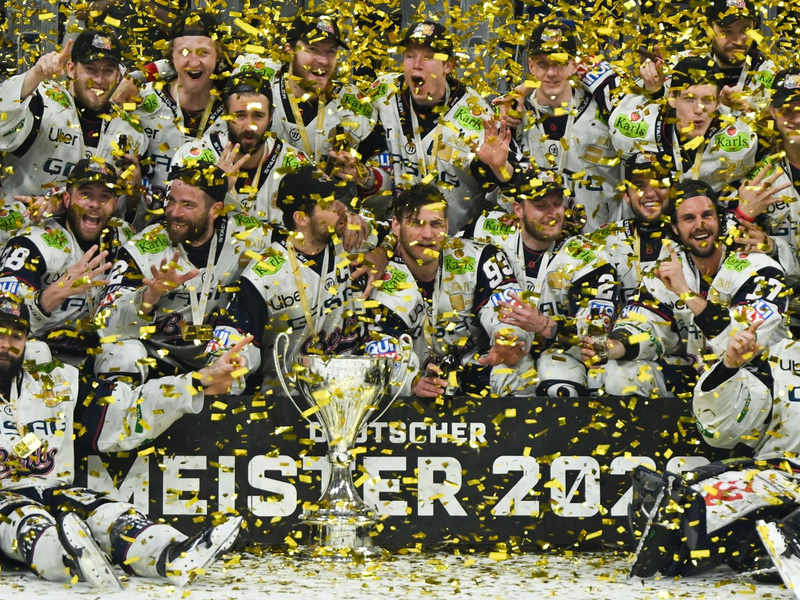 Konfetti für den Meister: Die Eisbären Berlin haben es wieder geschafft. - Foto: Florian Wiegand/dpa