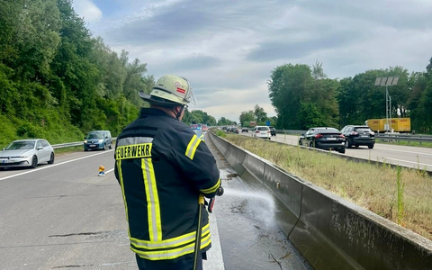 FW Weinheim: Kleinbrand auf der A5 im Mittelstreifen schnell unter Kontrolle - Foto: presseportal.de