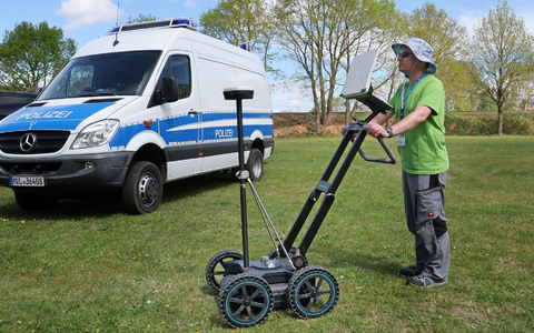 Experten suchen das Grundstück ab. - Foto: Bernd Wüstneck/dpa