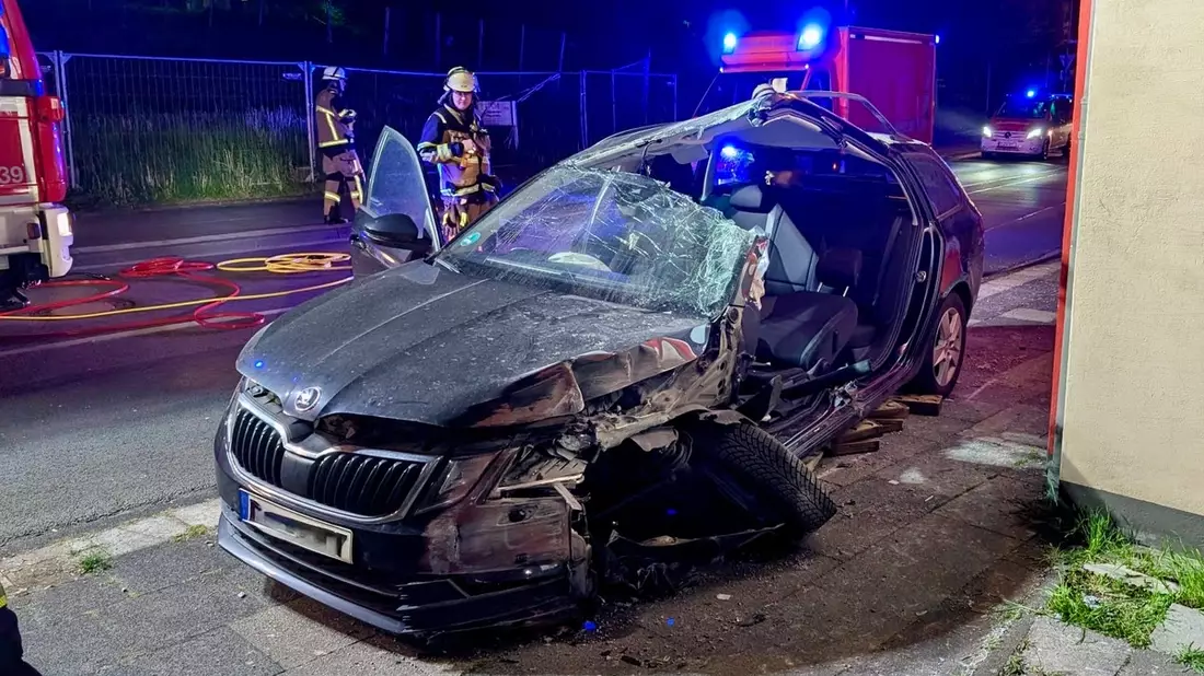 FW-E: Automatisches Notrufsystem meldet schweren Verkehrsunfall - Person aus PKW befreit - Bild: presseportal.de