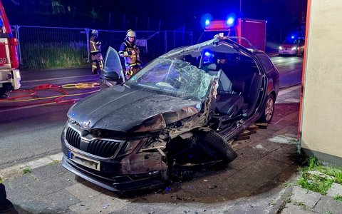 FW-E: Automatisches Notrufsystem meldet schweren Verkehrsunfall - Person aus PKW befreit - Foto: presseportal.de