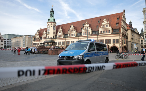 Rettungskräfte stehen in der Nähe eines beschädigten Autos an der Stelle, wo ein Auto in eine Menschengruppe gefahren ist. - Foto: Jan Woitas/dpa