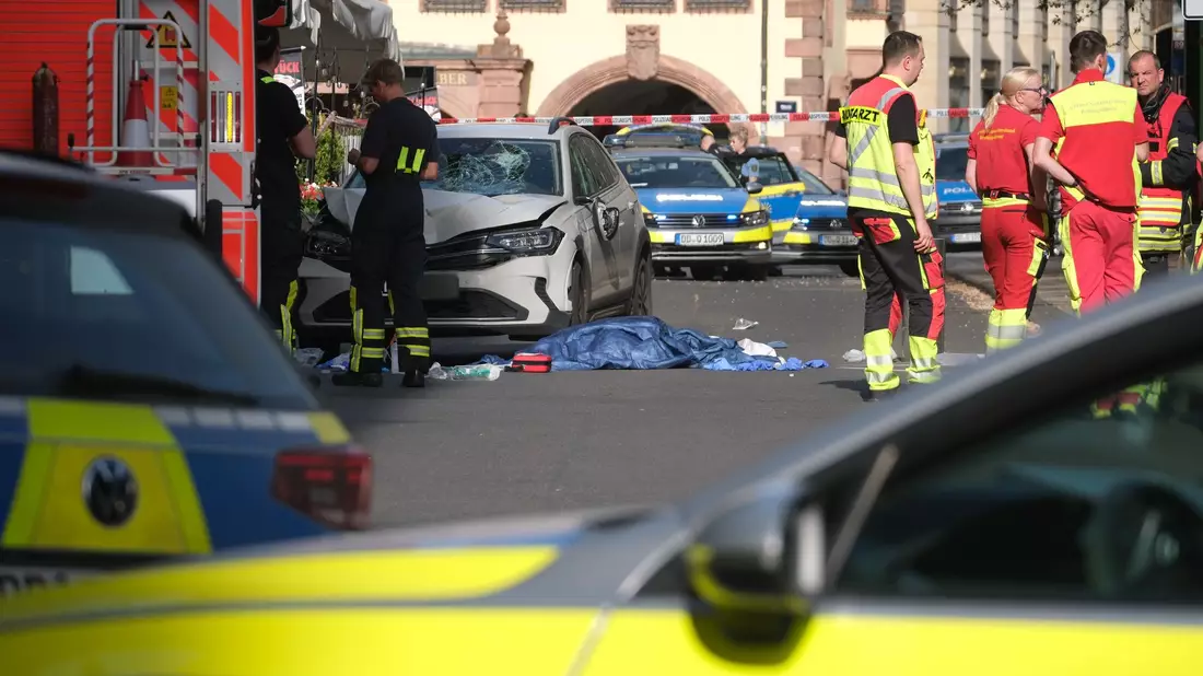 In Leipzig ist ein Auto in mehrere Menschen gefahren. - Bild: Sebastian Willnow/dpa