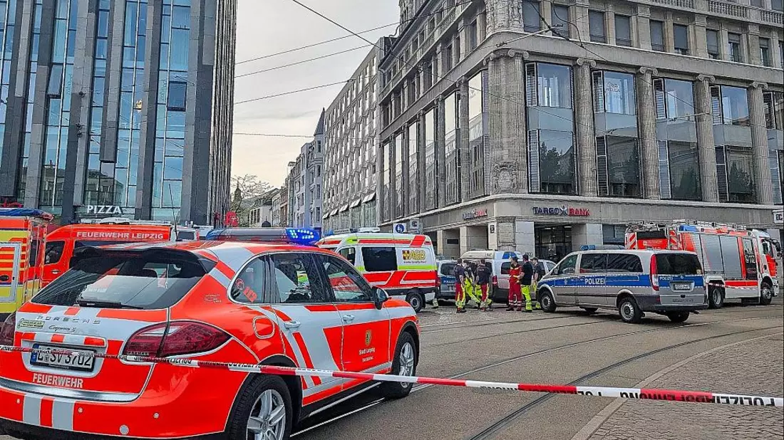 Auto fährt in Leipzig in Menschenmenge am 04.05.2026 - Bild: via dts Nachrichtenagentur