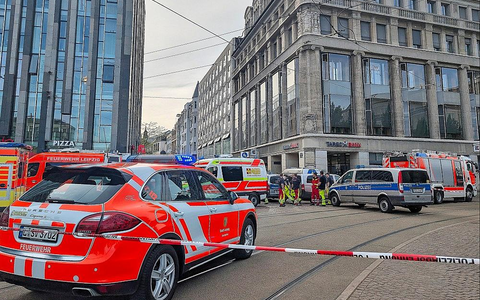 Auto fährt in Leipzig in Menschenmenge am 04.05.2026 - Foto: via dts Nachrichtenagentur