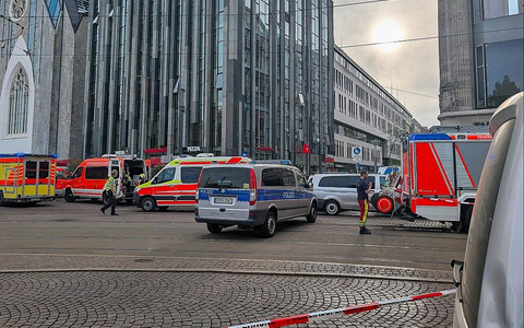 Auto fährt in Leipzig in Menschenmenge am 04.05.2026 - Foto: via dts Nachrichtenagentur