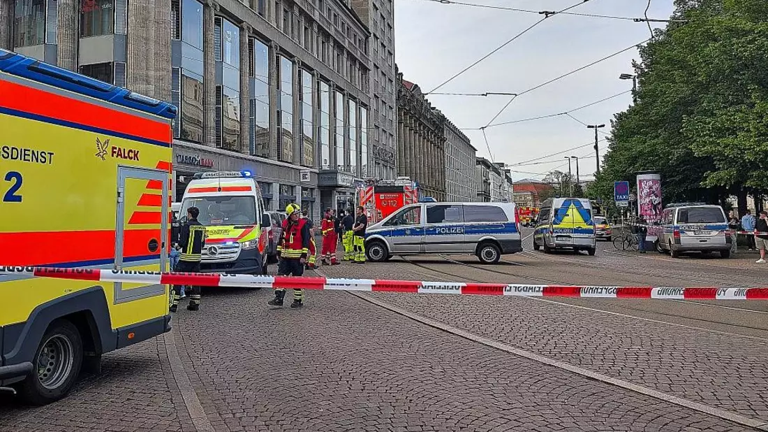 Auto fährt in Leipzig in Menschenmenge am 04.05.2026 - Bild: via dts Nachrichtenagentur
