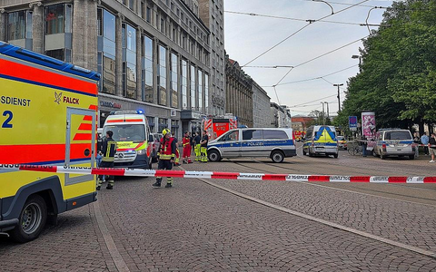 Auto fährt in Leipzig in Menschenmenge am 04.05.2026 - Foto: via dts Nachrichtenagentur