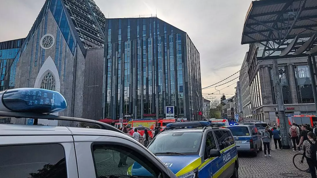 Auto fährt in Leipzig in Menschenmenge am 04.05.2026 - Bild: via dts Nachrichtenagentur