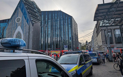 Auto fährt in Leipzig in Menschenmenge am 04.05.2026 - Foto: via dts Nachrichtenagentur