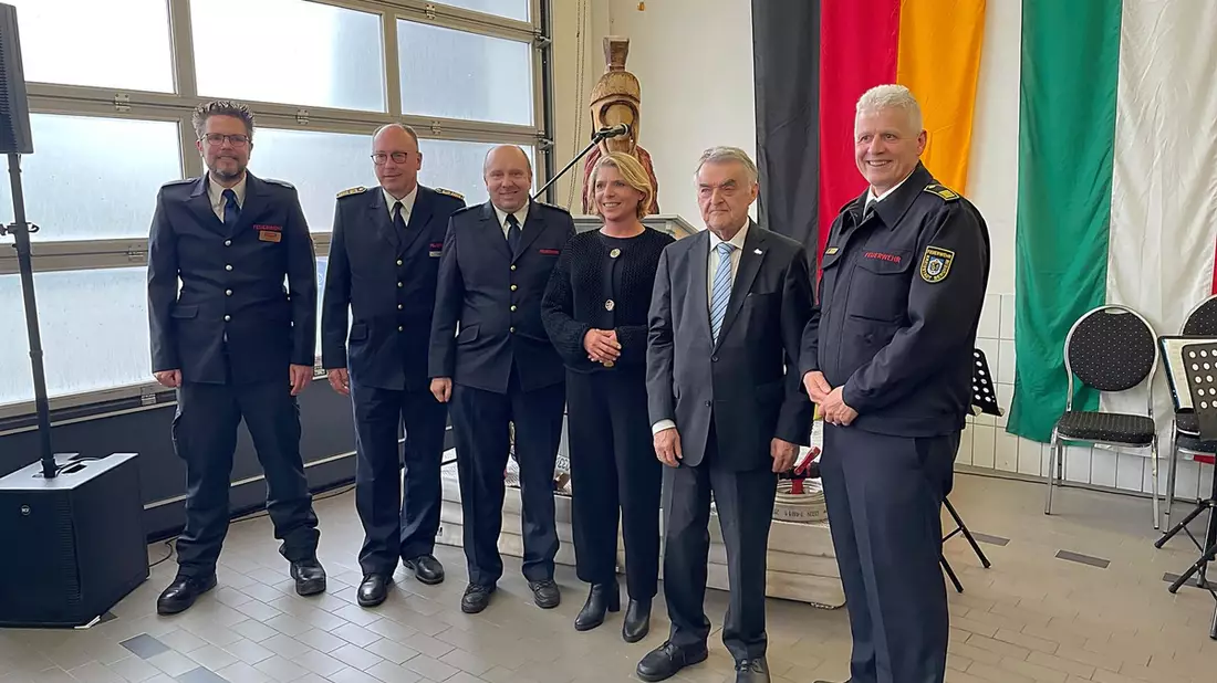 FW Bergheim: Gedenktag des heiligen Florian: Würdigung des Feuerwehrdienstes in Bergheim durch Herbert Reul, Minister des Innern des Landes Nordrhein-Westfalen - Bild: presseportal.de