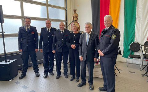 FW Bergheim: Gedenktag des heiligen Florian: Würdigung des Feuerwehrdienstes in Bergheim durch Herbert Reul, Minister des Innern des Landes Nordrhein-Westfalen - Foto: presseportal.de