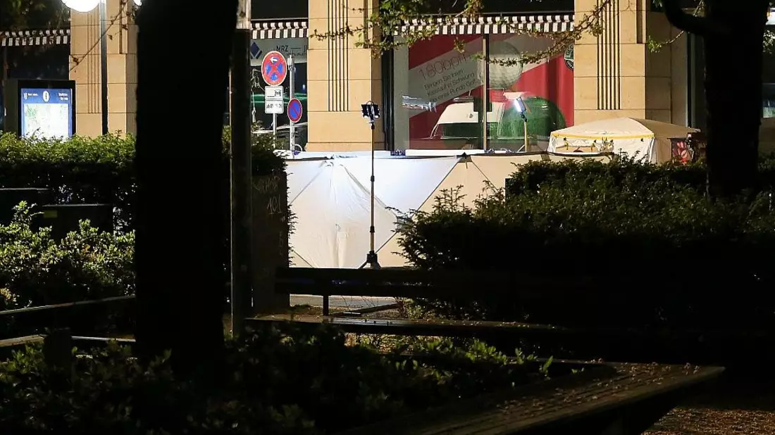 Auto fährt in Leipzig in Menschenmenge am 04.05.2026 - Bild: via dts Nachrichtenagentur