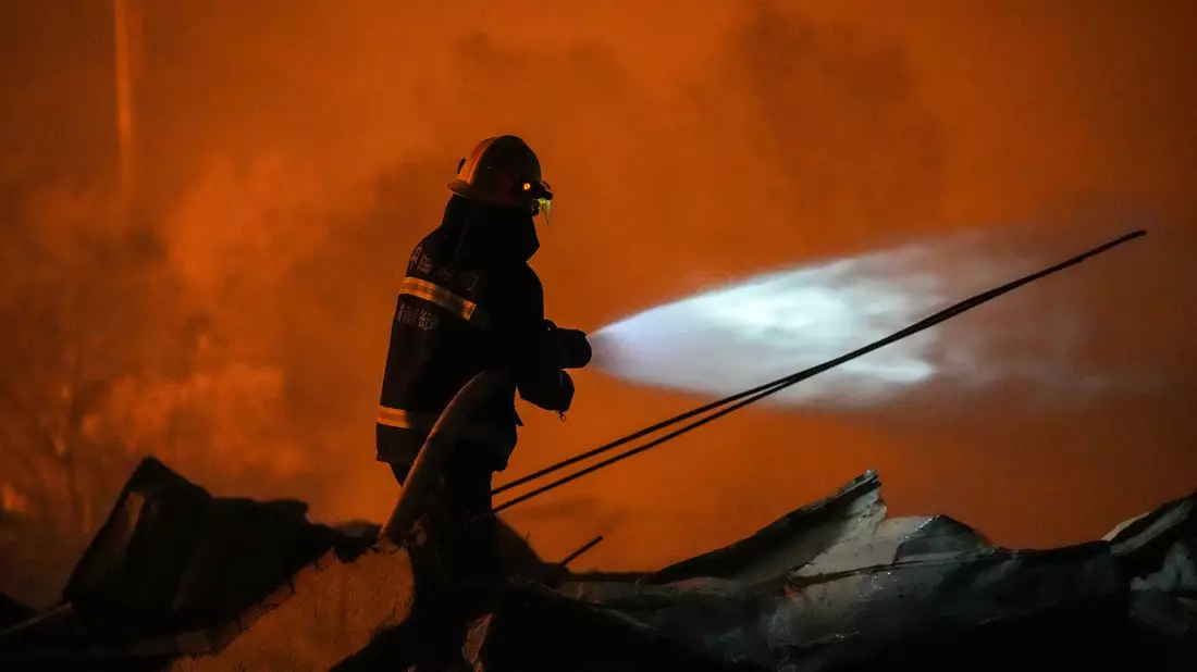 Bei einer Explosion in einer Feuerwerksfabrik in Zentralchina sind mindestens 21 Menschen ums Leben gekommen. - Bild: Chen Sihan/XinHua/dpa