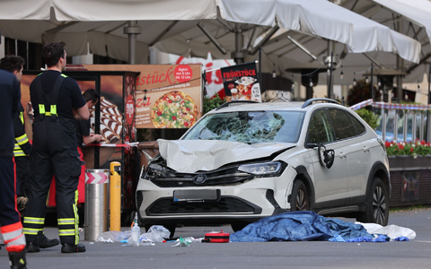 Zwei Menschen sind gestorben, nachdem ein Auto in eine Menschengruppe in Leipzig gefahren ist. - Foto: Jan Woitas/dpa
