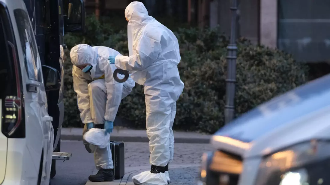 Kriminaltechniker bereiten sich auf ihre Arbeit am Ort der mutmaßlichen Amokfahrt vor. - Bild: Sebastian Willnow/dpa