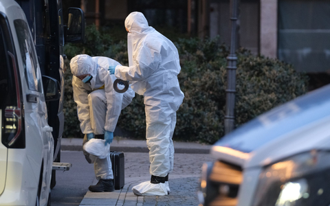 Kriminaltechniker bereiten sich auf ihre Arbeit am Ort der mutmaßlichen Amokfahrt vor. - Foto: Sebastian Willnow/dpa