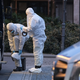 Kriminaltechniker bereiten sich auf ihre Arbeit am Ort der mutmaßlichen Amokfahrt vor. - Foto: Sebastian Willnow/dpa