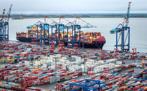 Nach der Ankunft des ersten Vollcontainerschiffs in Bremen wurde der Bau des Containerhafens in Bremerhaven vorbereitet. (Archivbild) - Foto: Sina Schuldt/dpa