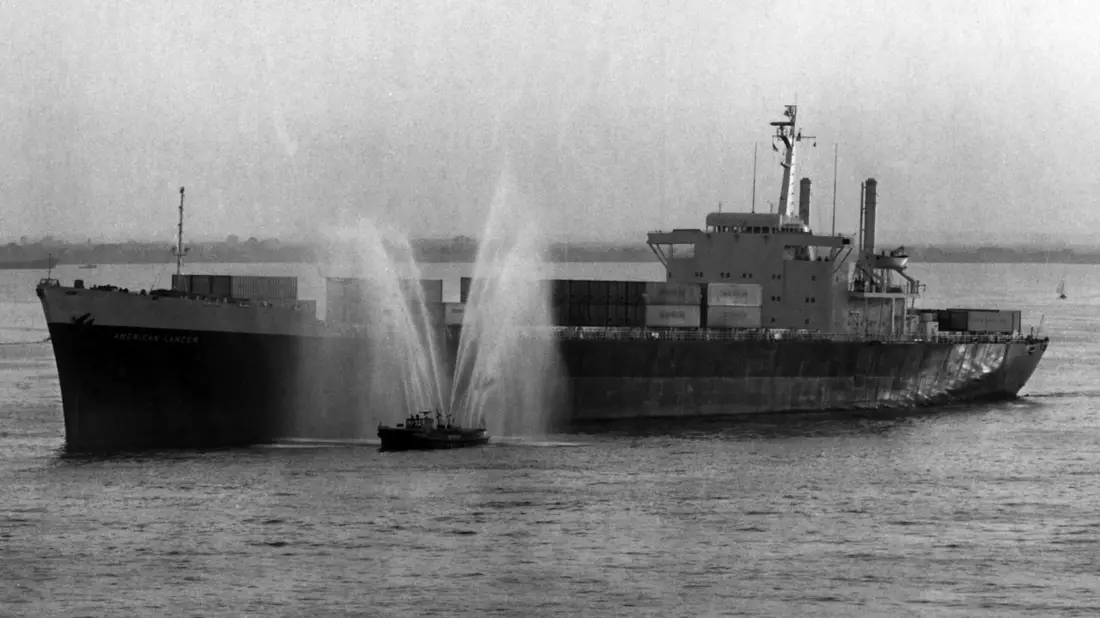 Ein Feuerlöschboot begrüßt 1968 die «American Lancer», das erste Vollcontainerschiff in Hamburg. (Archivbild)  - Bild: dpa