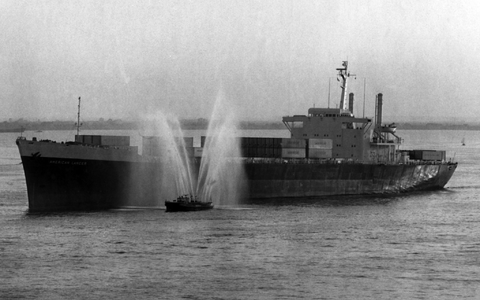 Ein Feuerlöschboot begrüßt 1968 die «American Lancer», das erste Vollcontainerschiff in Hamburg. (Archivbild)  - Foto: dpa