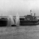 Ein Feuerlöschboot begrüßt 1968 die «American Lancer», das erste Vollcontainerschiff in Hamburg. (Archivbild)  - Foto: dpa