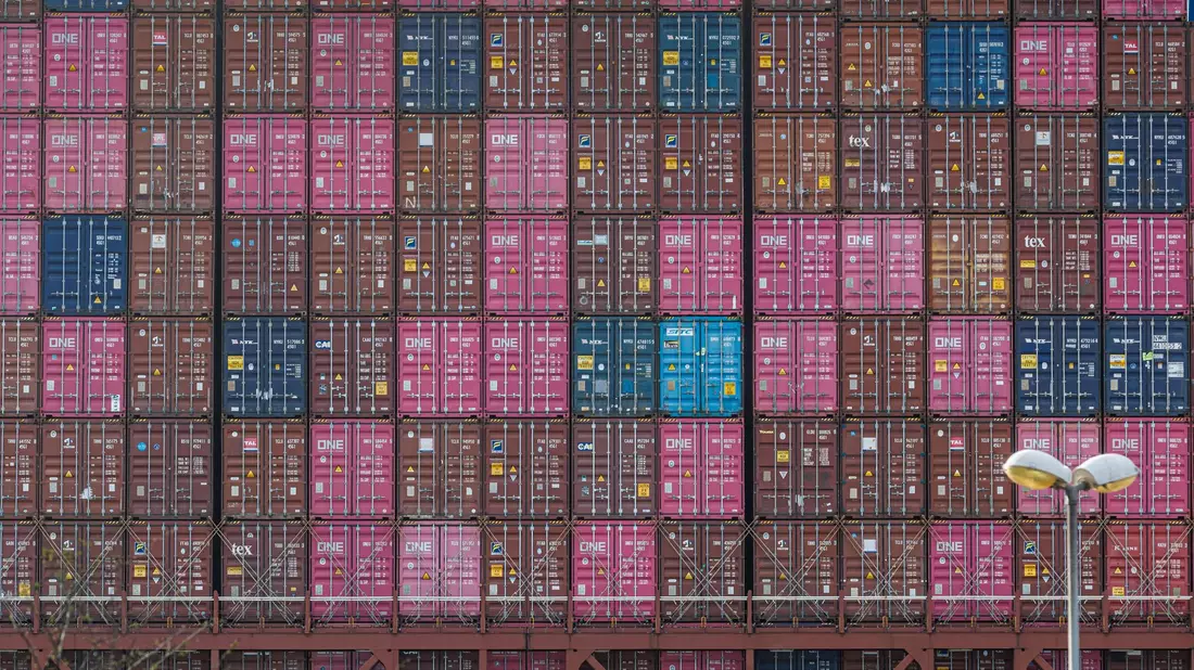 Auf die größten Schiffe passen rechnerisch mehr als 24.000 Standardcontainer. (Archivbild) - Bild: Markus Scholz/dpa