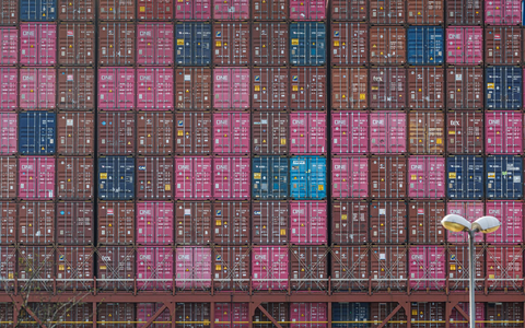 Auf die größten Schiffe passen rechnerisch mehr als 24.000 Standardcontainer. (Archivbild) - Foto: Markus Scholz/dpa