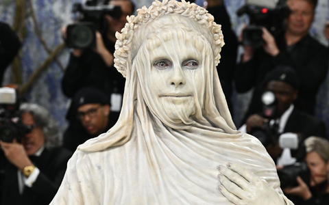 Heidi Klum kommt als Statue zur Met-Gala.  - Foto: Evan Agostini/Invision/AP/dpa