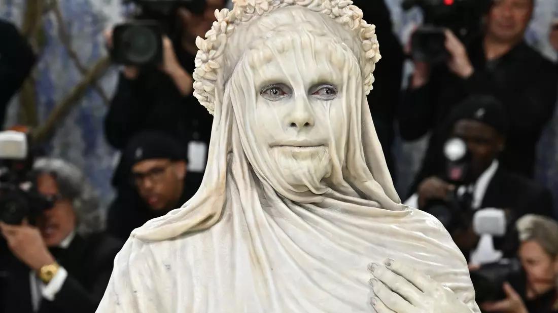 Model Heidi Klum erschien verkleidet als Statue zur Met-Gala.  - Bild: Evan Agostini/Invision/AP/dpa