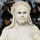 Model Heidi Klum erschien verkleidet als Statue zur Met-Gala.  - Foto: Evan Agostini/Invision/AP/dpa