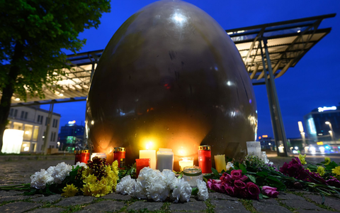 Es wird der Todesopfer gedacht.  - Foto: Hendrik Schmidt/dpa