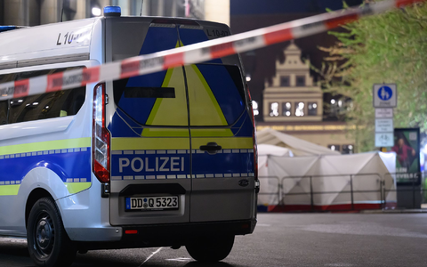 Das Umfeld des Tatorts bleibt noch bis zum späten Dienstagnachmittag gesperrt, weil die Polizei dort Spuren sichert. - Foto: Hendrik Schmidt/dpa