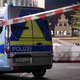 Das Umfeld des Tatorts bleibt noch bis zum späten Dienstagnachmittag gesperrt, weil die Polizei dort Spuren sichert. - Foto: Hendrik Schmidt/dpa