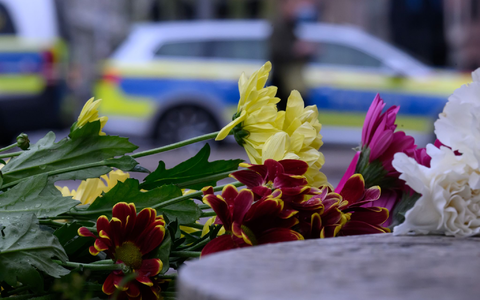 An der Zufahrt zur Grimmaischen Straße wurden Blumen abgelegt.  - Foto: Hendrik Schmidt/dpa
