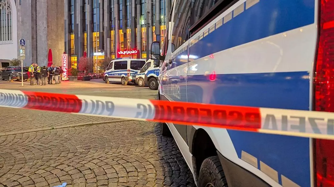 Auto fährt in Leipzig in Menschenmenge am 04.05.2026 - Bild: via dts Nachrichtenagentur