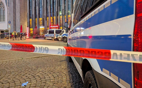 Auto fährt in Leipzig in Menschenmenge am 04.05.2026 - Foto: via dts Nachrichtenagentur