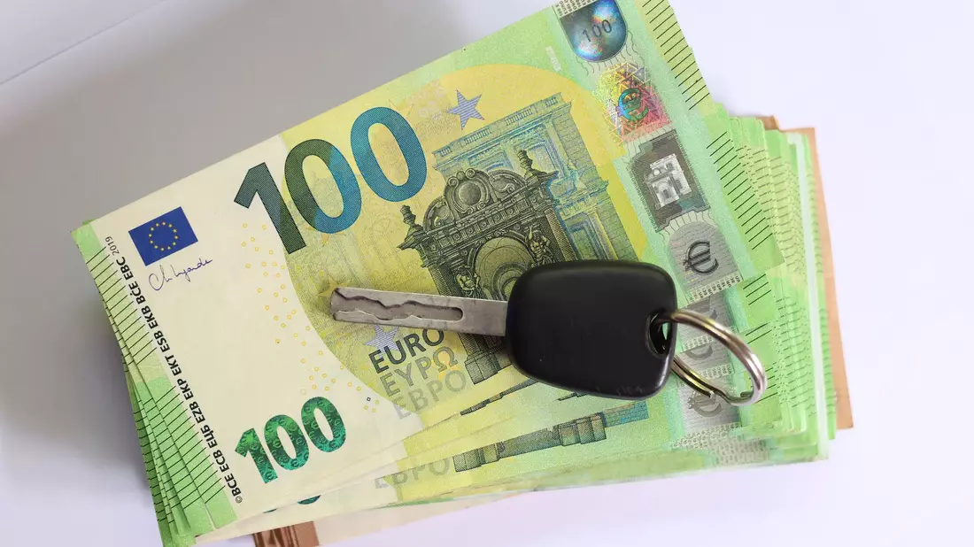 Viele Autokäufe werden per Kredit finanziert. (Symbolbild) - Bild: Karl-Josef Hildenbrand/dpa