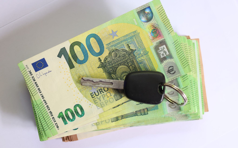 Viele Autokäufe werden per Kredit finanziert. (Symbolbild) - Foto: Karl-Josef Hildenbrand/dpa