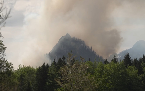 Dichter Rauch ist über dem Berg in den bayerischen Alpen zu sehen. - Foto: Gabriel Neumayr/dpa