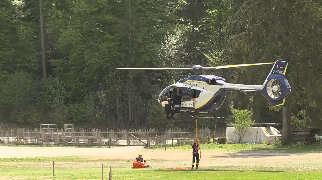Mit Helikoptern wird versucht, den Brand aus der Luft zu löschen. - Bild: Gabriel Neumayr/dpa
