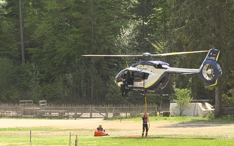 Mit Helikoptern wird versucht, den Brand aus der Luft zu löschen. - Foto: Gabriel Neumayr/dpa
