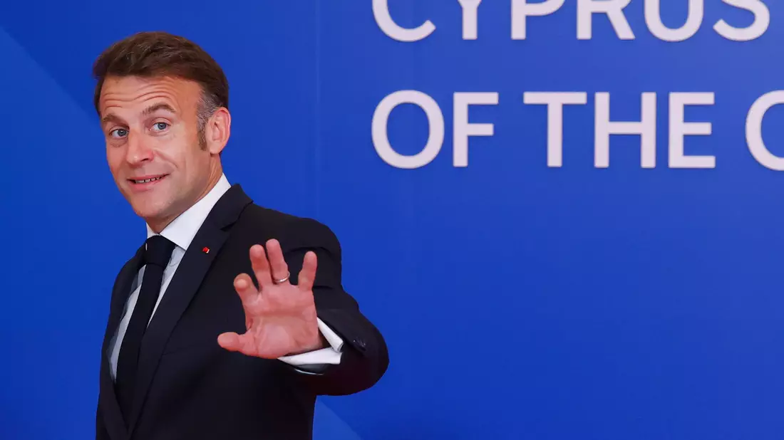 Schmetterte am Rande eines Gipfeltreffens ein Chanson: Frankreichs Präsident Emmanuel Macron. (Archivbild) - Bild: Yves Herman/Reuters Pool via AP/dpa
