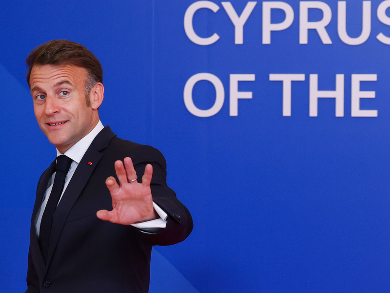 Schmetterte am Rande eines Gipfeltreffens ein Chanson: Frankreichs Präsident Emmanuel Macron. (Archivbild) - Foto: Yves Herman/Reuters Pool via AP/dpa