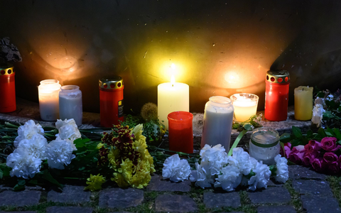 Am Tatort haben Menschen mit Blumen und Kerzen ihr Mitgefühl ausgedrückt. - Foto: Hendrik Schmidt/dpa