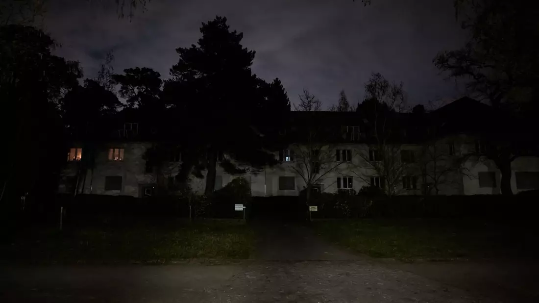 Wie in Berlin bei einem Stromausfall im April blieben die Lichter aus (Archivbild) - Bild: Christoph Soeder/dpa