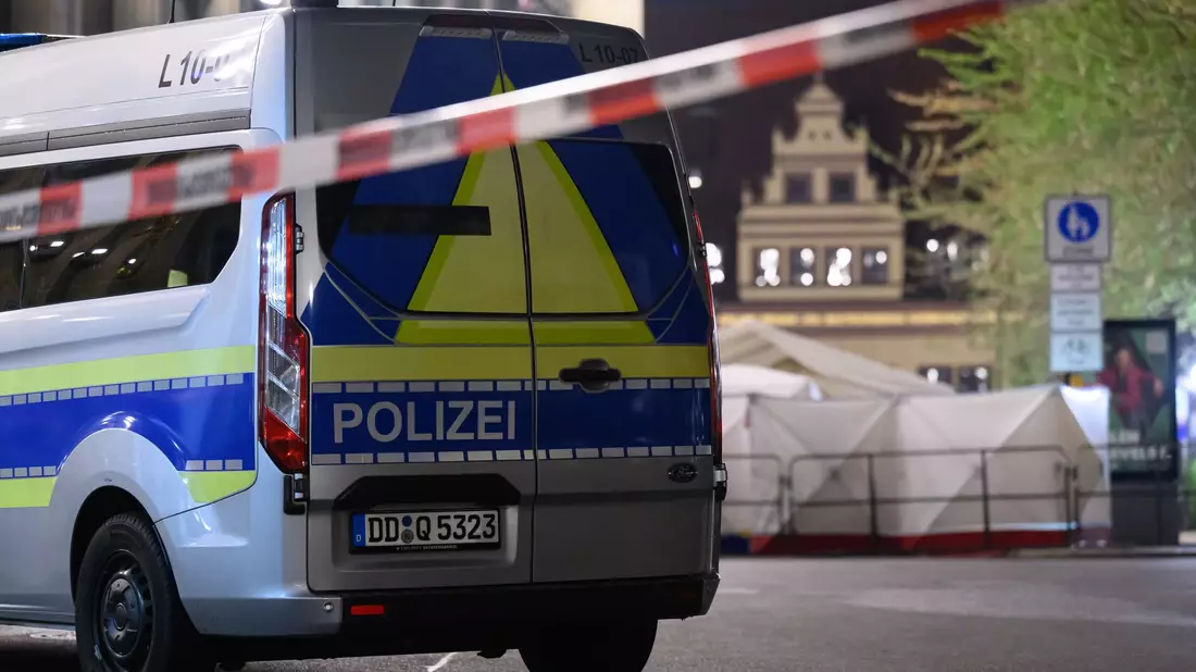 Das Umfeld des Tatorts bleibt noch bis zum späten Dienstagnachmittag gesperrt, weil die Polizei dort Spuren sichert. - Bild: Hendrik Schmidt/dpa